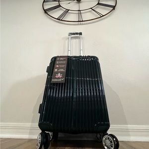 Hunter Green Gabbiano Hard 20” Carry On Luggage w/TSA Lock - New with tags